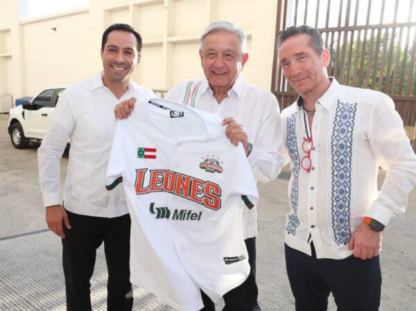 Entregan al presidente López Obrador, el jersey de los campeones Leones de Yucatán. Noticias en tiempo real
