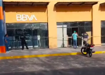 Intento de robo en cajeros automáticos de Cancún: Policía investiga el boquete en plaza Punta Lak'in