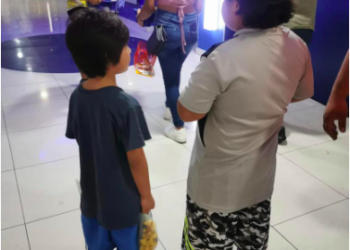 Abandonan a dos niños en una sala de cine en Plaza Las Américas