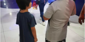 Abandonan a dos niños en una sala de cine en Plaza Las Américas