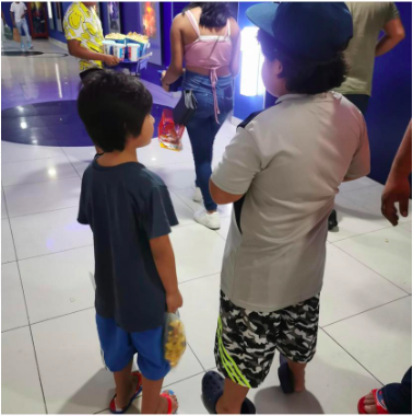 Abandonan a dos niños en una sala de cine en Plaza Las Américas