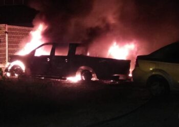 Fuego destruye vehículos en instalaciones de la Fiscalía en Carrillo Puerto