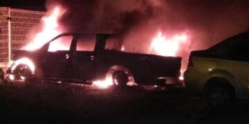 Fuego destruye vehículos en instalaciones de la Fiscalía en Carrillo Puerto