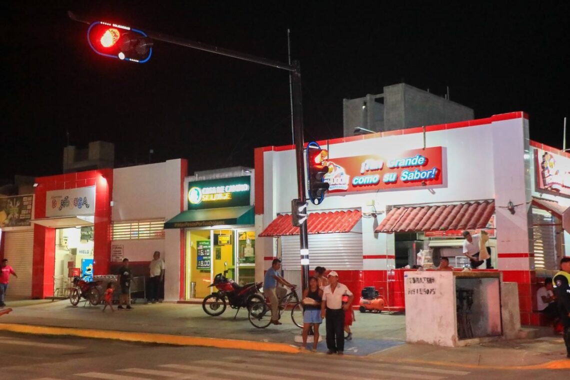 Lili Campos puso en operación los primeros semáforos en Puerto Aventuras