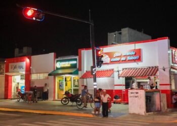 Lili Campos puso en operación los primeros semáforos en Puerto Aventuras