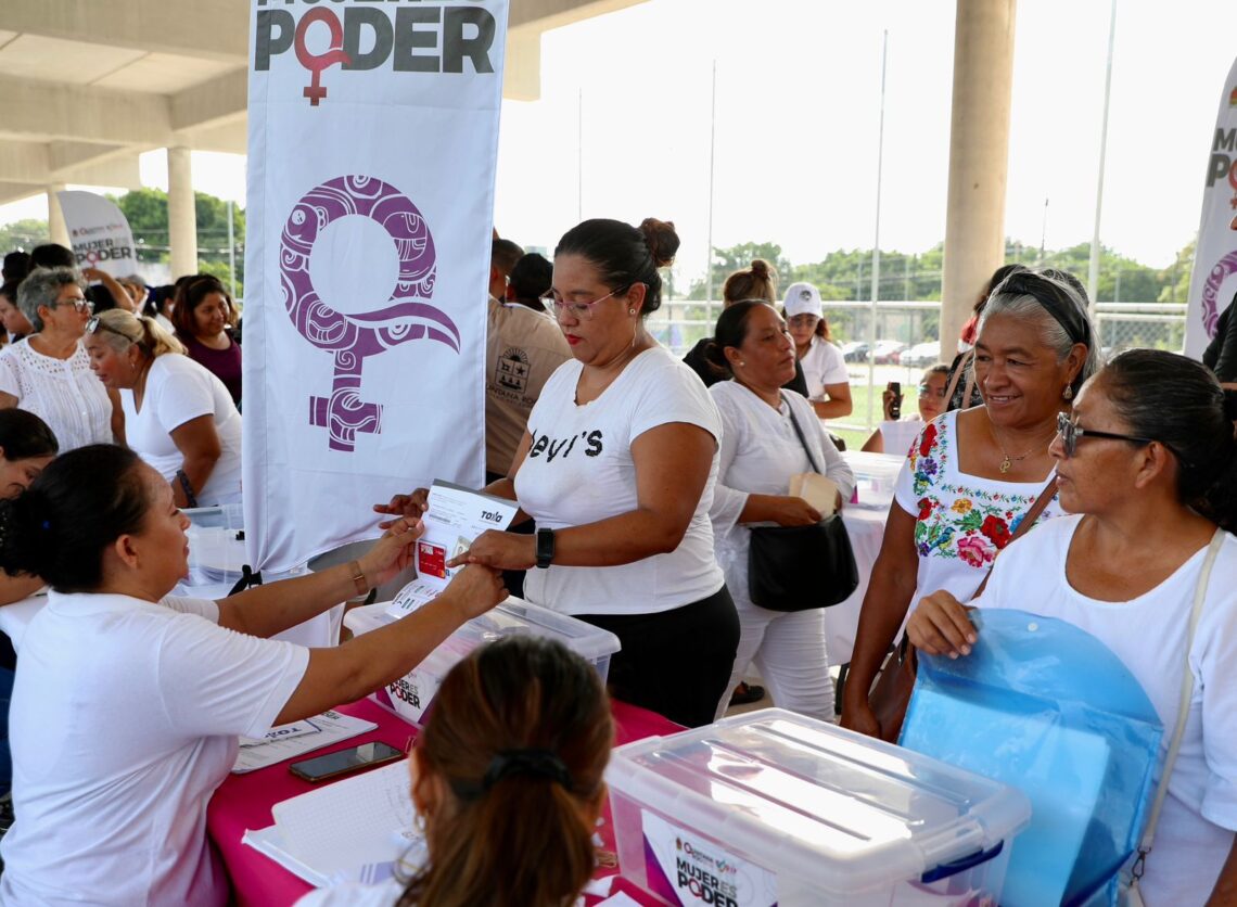 Empieza la entrega de tarjetas “Mujer es poder” en Cancún