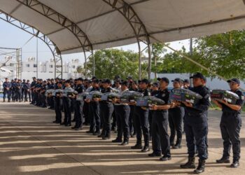 Lili Campos entrega equipo y anuncia aumento en seguro de vida a policías