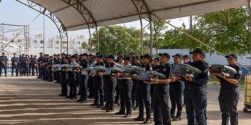 Lili Campos entrega equipo y anuncia aumento en seguro de vida a policías
