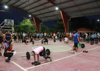 Mujeres de Playa del Carmen dan muestra de fortaleza en una competencia de crossfit