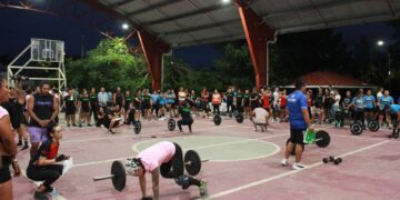 Mujeres de Playa del Carmen dan muestra de fortaleza en una competencia de crossfit