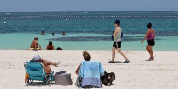 El sargazo y los huracanes siguen actualmente una ruta lejos de las costas de Quintana Roo