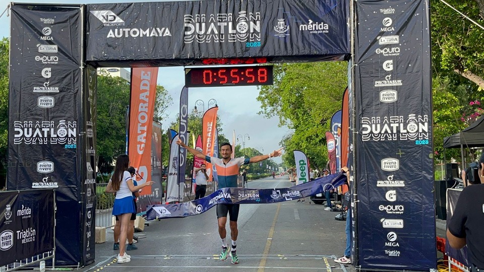 El cozumeleño Alán Carrillo gana el Duatlón Mérida con récord
