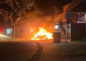 Incendian vehículo de funcionaria del IMSS en exclusivo complejo residencial de Chetumal