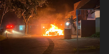 Incendian vehículo de funcionaria del IMSS en exclusivo complejo residencial de Chetumal