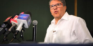 Ricardo Monreal se conformará con reelegirse como senador