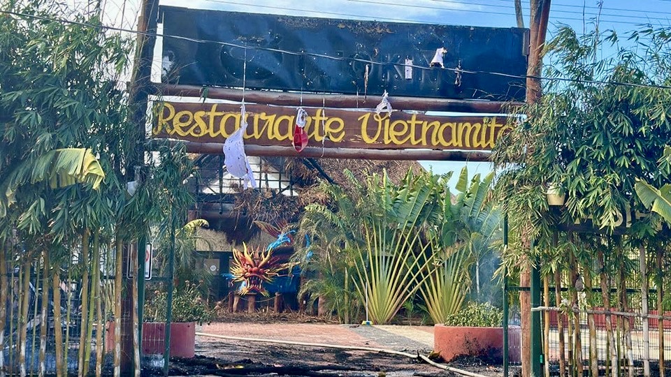 Se incendia restaurante en importante zona comercial de Cancún 