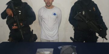 Detenido cuando olfateaba dosis de marihuana