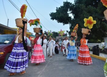 La Guelaguetza cautiva a familias de Leona Vicario
