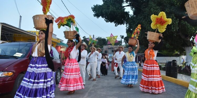 La Guelaguetza cautiva a familias de Leona Vicario