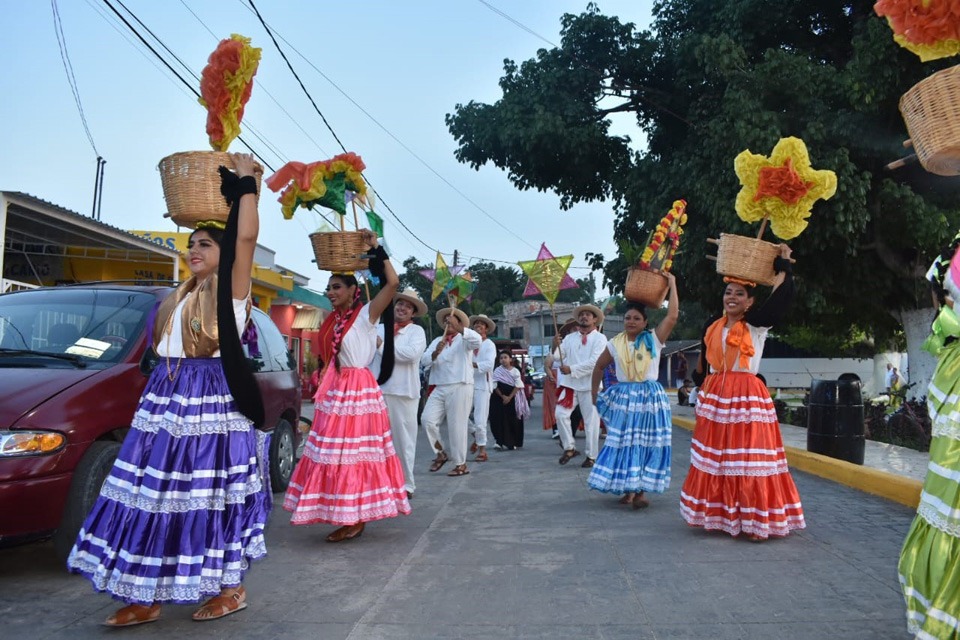 La Guelaguetza cautiva a familias de Leona Vicario