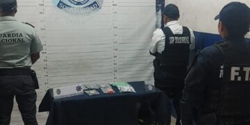 Un oficial canino encuentra droga en un rondín en la Quinta Avenida