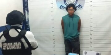 Apunta con una réplica de pistola a los policías y lo detienen
