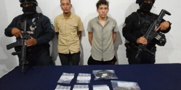 Sorprenden en plena maniobra a dos narcomenudistas en Tulum
