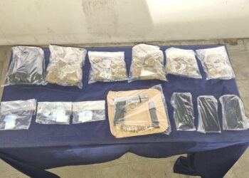 Al ser sorprendidos repartiendo droga le apuntan con una pistola a la policía