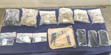Al ser sorprendidos repartiendo droga le apuntan con una pistola a la policía