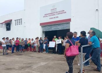 Jubilados del ISSSTE se manifiestan en Chetumal