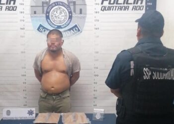Enfrenta a policías con cuchillos, tras una denuncia de violencia familiar
