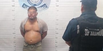Enfrenta a policías con cuchillos, tras una denuncia de violencia familiar
