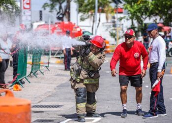 Realizan exitoso desafío de bomberos en Cancún