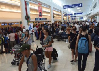Exigen hoteleros paren abusos de agentes de migración en el aeropuerto