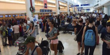 Exigen hoteleros paren abusos de agentes de migración en el aeropuerto