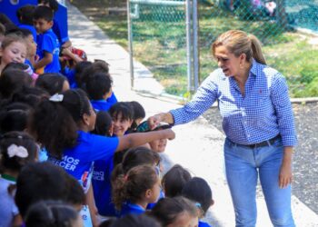 Lili Campos convive con niñas, niños y jóvenes del curso de verano Baaxlo’ob Paalalo’ob