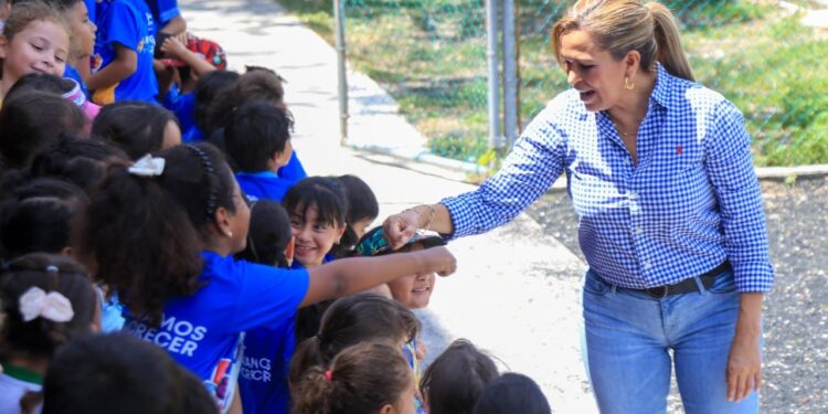 Lili Campos convive con niñas, niños y jóvenes del curso de verano Baaxlo’ob Paalalo’ob