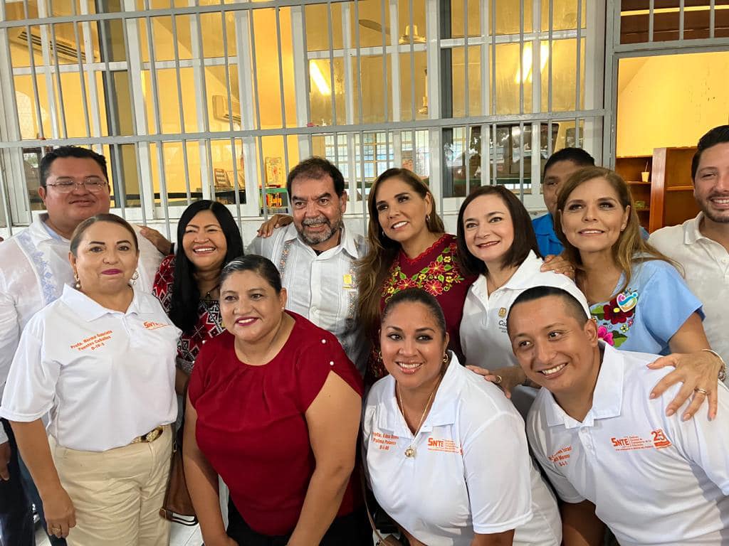 Relegado, así estuvo Renán Sánchez en la gira que realizó la gobernadora Mara Lezama en Cozumel el martes. En esta foto, el legislador aparece parcialmente en el extremo derecho.