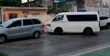 Difunden video con agresión de taxistas a turistas afuera de muelle en Puerto Juárez