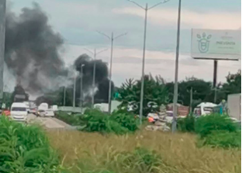 Se incendia camión en la carretera Cancún-Tulum