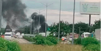 Se incendia camión en la carretera Cancún-Tulum