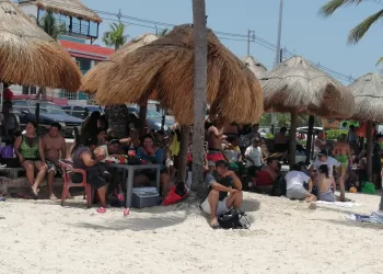 Cientos de colillas de cigarros en playas de Benito Juárez, a pesar de prohibición de fumar en espacios públicos