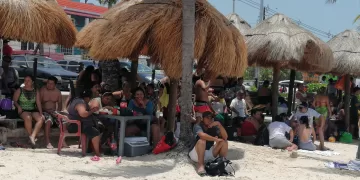 Cientos de colillas de cigarros en playas de Benito Juárez, a pesar de prohibición de fumar en espacios públicos