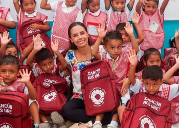 Entregan en Cancún los primeros paquetes de útiles escolares gratuitos