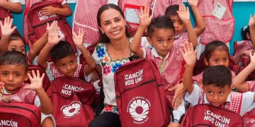 Entregan en Cancún los primeros paquetes de útiles escolares gratuitos