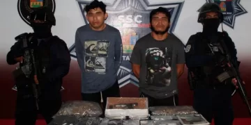 Capturan a par de narcomenudistas armados