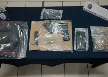 Encañona a policías de Playa del Carmen al ser descubierto con drogas