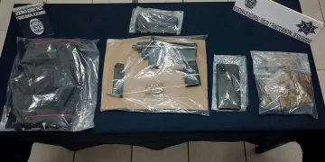 Encañona a policías de Playa del Carmen al ser descubierto con drogas