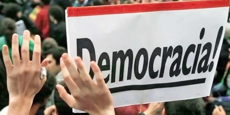 La paradoja de la simulación llamada democracia