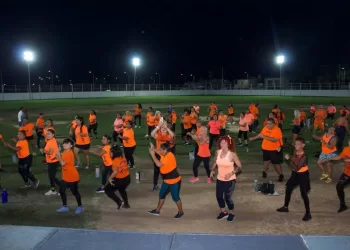 Celebran Dia Naranja bailando en Puerto Aventuras